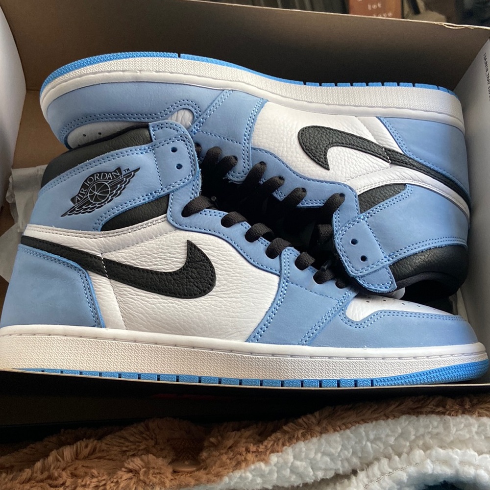 university blue jordan 1